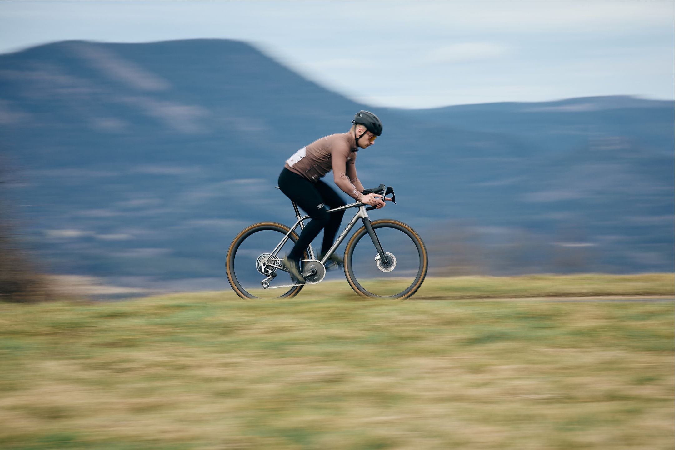 Photo d'un homme en train de faire du vélo