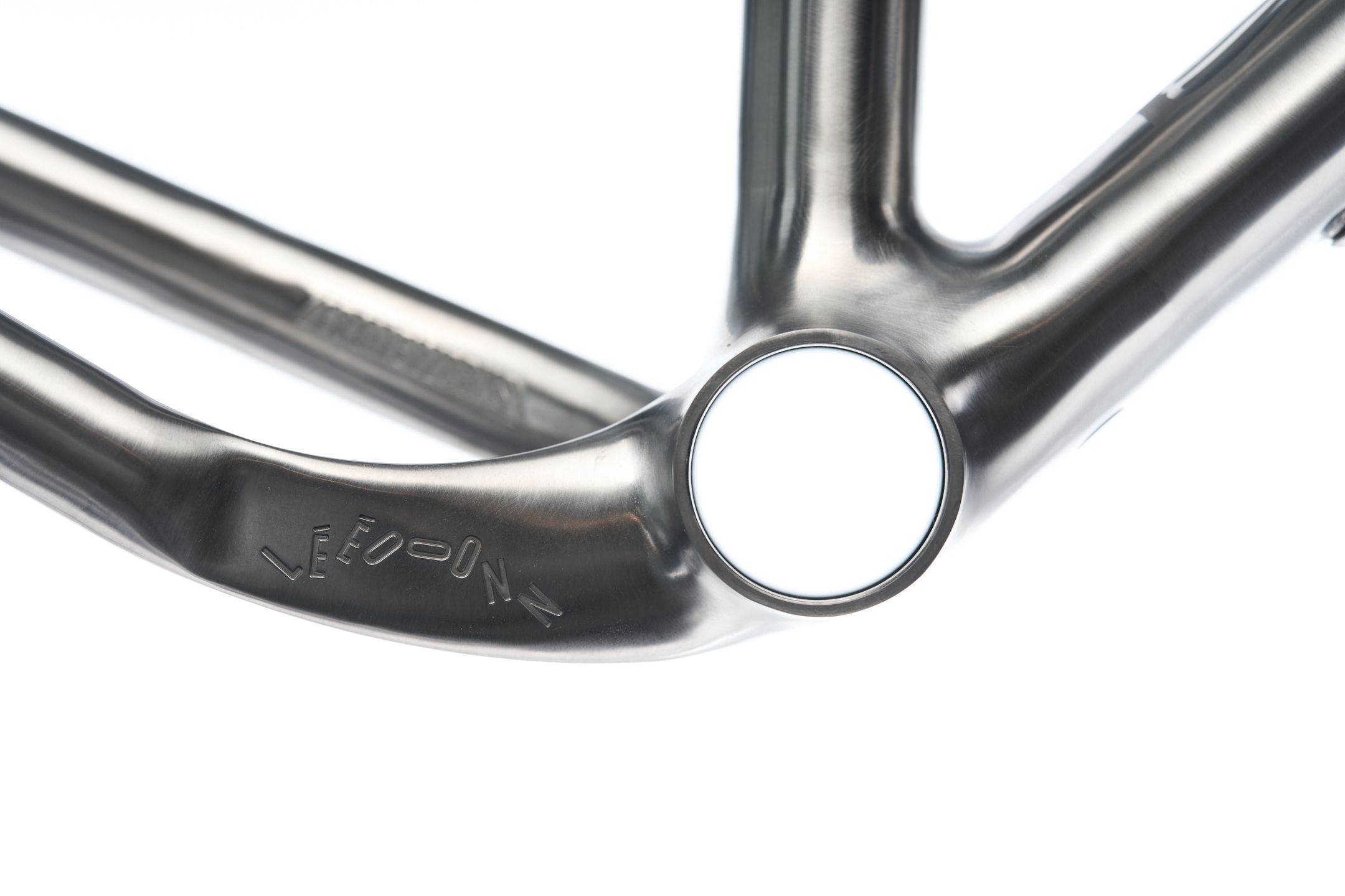 Image d'un homme en train de faire du vélo sur route